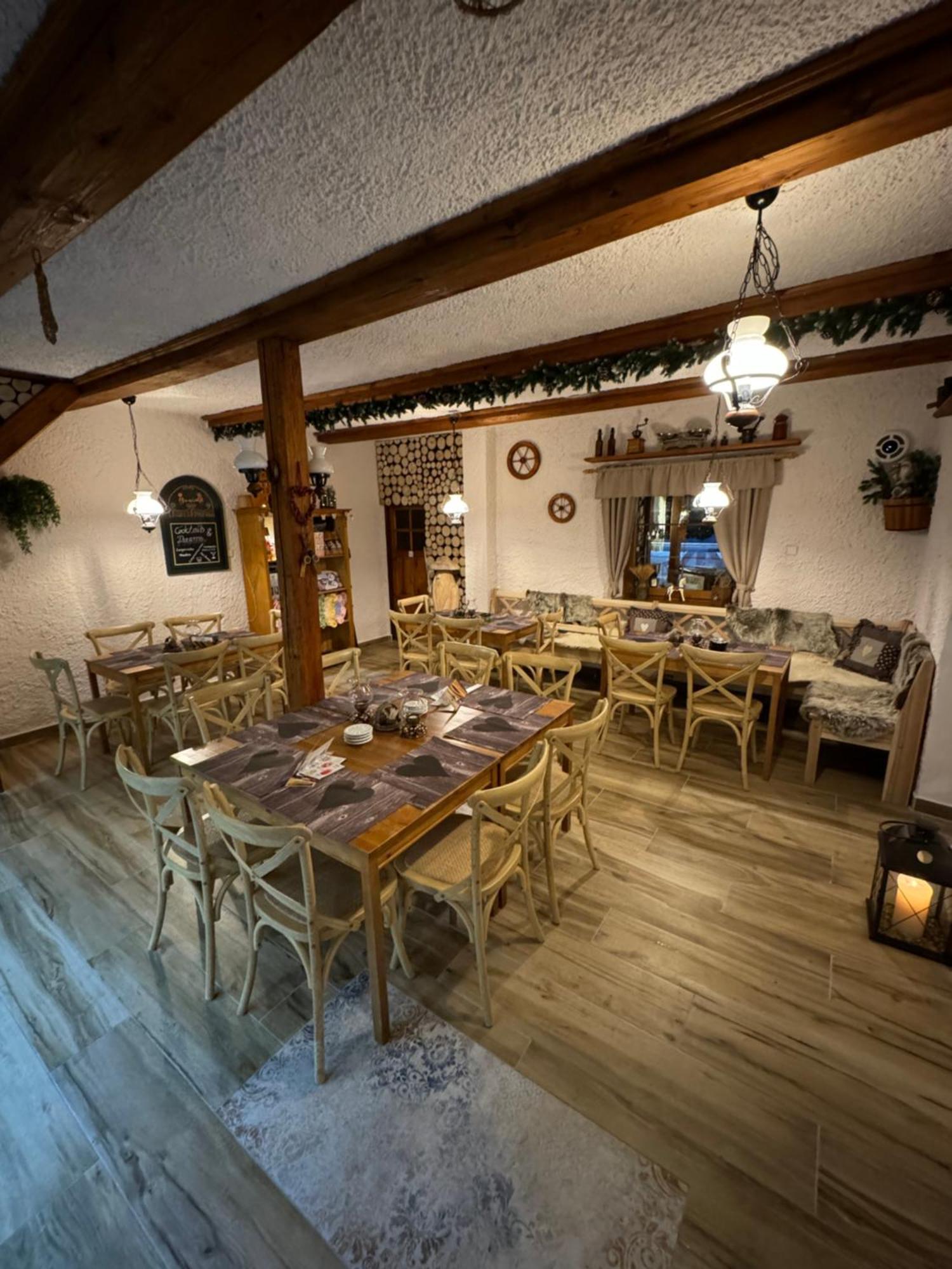 Pension & Restaurant Krakonos ฮาร์ราคอฟ ภายนอก รูปภาพ