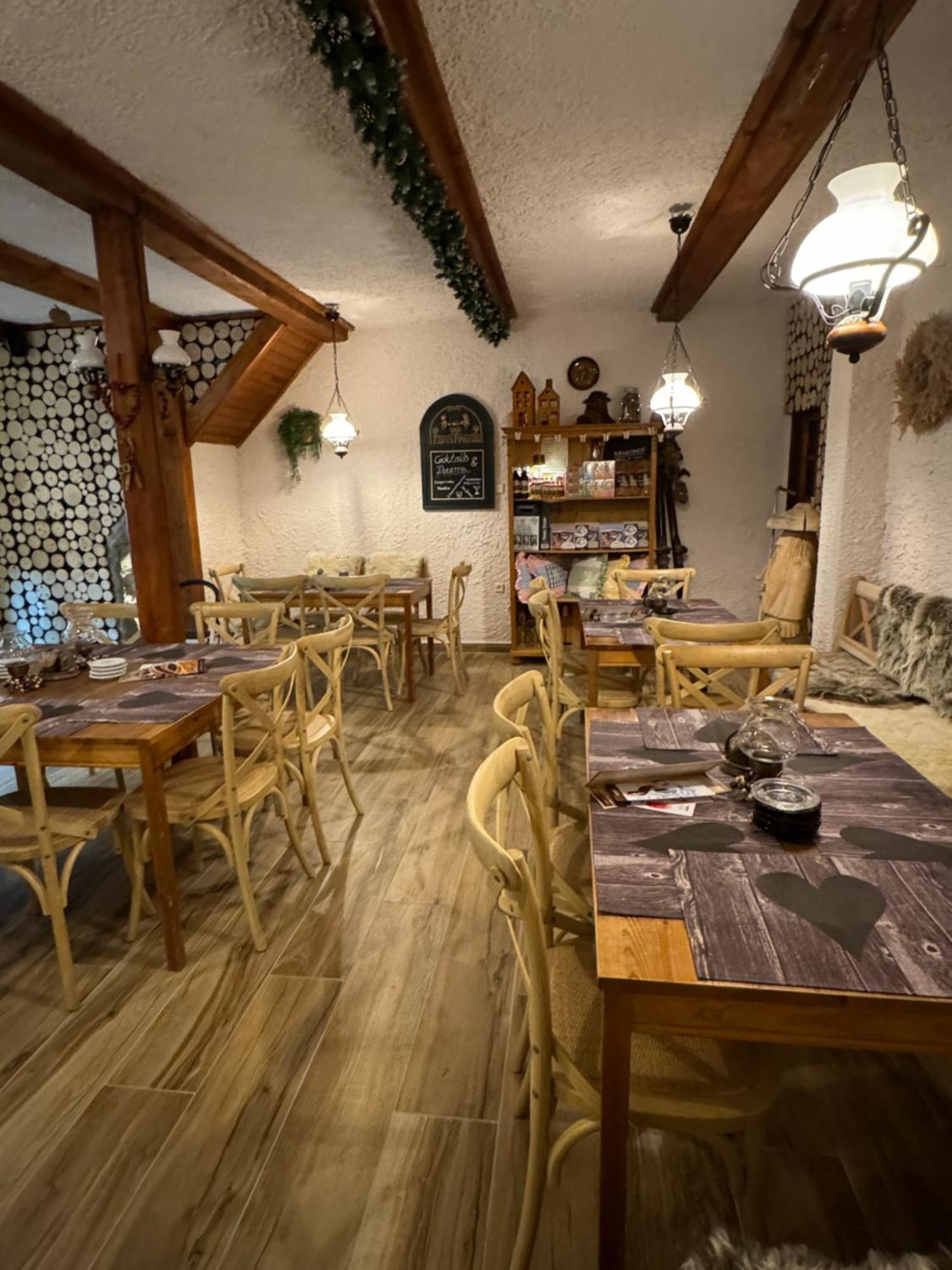 Pension & Restaurant Krakonos ฮาร์ราคอฟ ภายนอก รูปภาพ